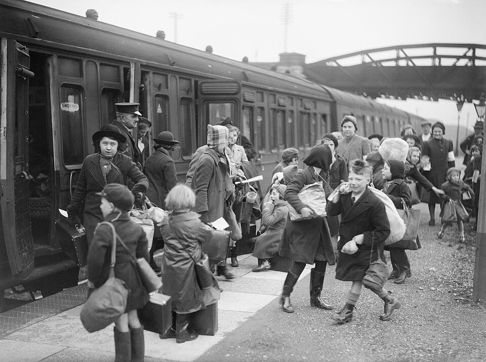 Crianças evacuadas de Bristol chegam a Devon, em 1940. Imperial War Museum (domínio público).